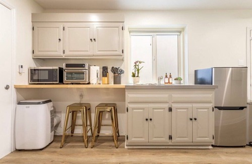 Sand Section Apartment | Stay around the corner from the Manhattan Beach Strand!