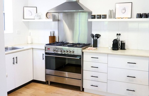 Turvey Park House | Stay at Beauty Point Wagga 4BDR 2BA w Pool and Views