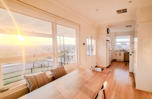 Turvey Park House | Stay at Beauty Point Wagga 5bdr 2bth magical views