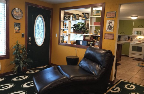 Green Bay House | Stay at the Premier Packer Property in Green Bay!