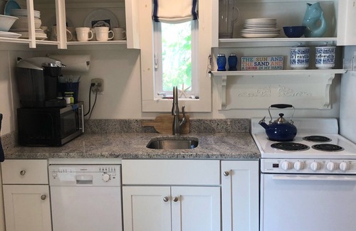 Ogunquit House | Stay at The Salt Life! Pristine, Quintessential Maine Sleeps 4-6 Walk To Beach