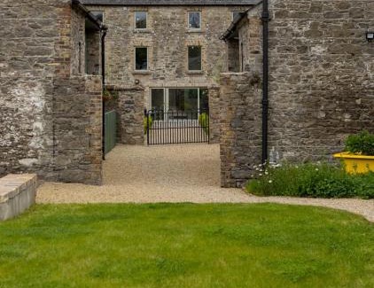 Monasterevin Apartment | Stay Barrow Blueway - The Stables