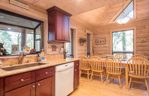 Mount Hood Village Cabin | Stay before 9/22 get 3rd night FREE!Hot-tub, secluded, pet friendly