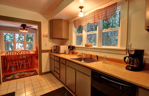 Rhododendron House | Stay before 9/28 get the 3RD night FREE! Hot Tub, secluded
