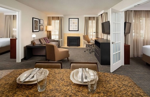 Brentwood Hotel | Stay Close to Downtown Nashville! 2 Suites with Free Breakfast & Pet Friendly