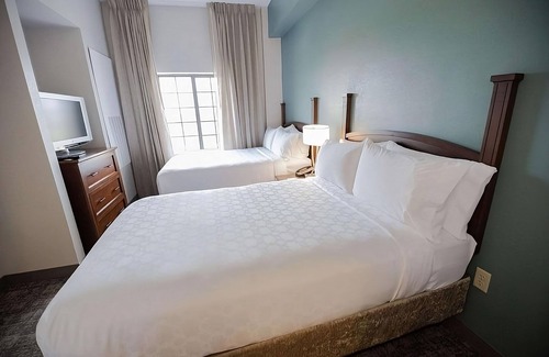 Highlands - Perkins Hotel | Stay Close to LSU Engineering Quad! 2 Units with Free Breakfast & Parking! Pool!