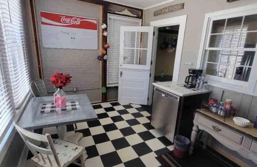 Bardstown Apartment | Stay downtown within walking distance of restaurants, shopping, and breweries!