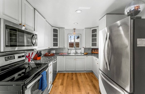 Arvada Plaza Area House | Stay Groovy | Turf Yard | Hot tub