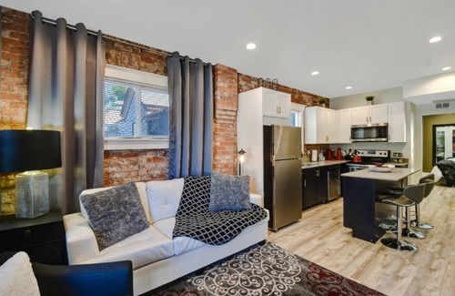 Central City Apartment | ✨Stay Here✨5 Minutes Downtown✨Comfy Foam Beds✨W&D✨