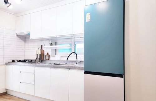 Sinchon-dong House | Stay in a sunny,clean,and spacious 5-bedroom house.
