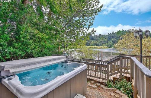 Lakeside House | Stay In Lakeside-Lake Front Luxe
