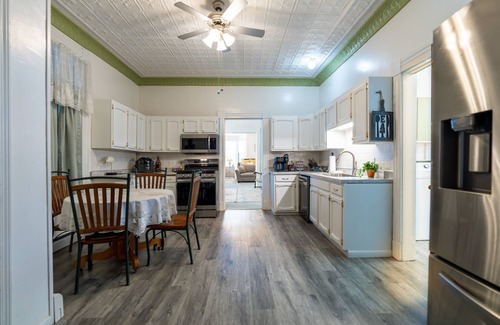 Gypsum Apartment | Stay in Style! Family Getaway by the Erie Shores