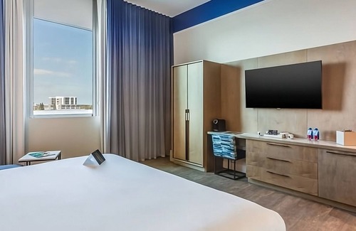 Ojus Hotel | Stay in the Heart of Miami! Rooftop Swimming Pool, Pets Allowed!