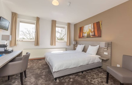 Deurne Hotel | Stay in the Heart of Nature With Comfort All Around! Onsite Dining, Free Parking