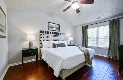 Woodstock House | Stay In This Chic Townhome Near Olde Rope Mill
