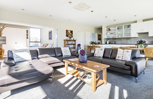 Wellington Apartment | Stay on the Bay - The Penthouse on Evans Bay - 3 bed top floor apartment