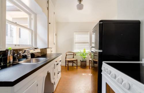 Hosford-Abernethy Apartment | Stay Portland - 1892 Bohemian Dream Studio in Ladd's Addition