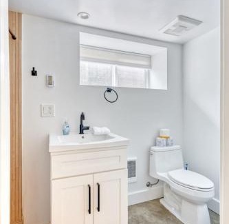 King Apartment | Stay Portland - Budget-Friendly Basement Hideaway - 91 WalkScore