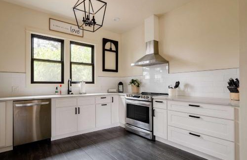 Hosford-Abernethy House | Stay Portland - Fresh Farmhouse Remodel in SE Portland 96BikeScore