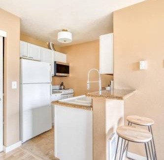 Corbett - Terwilliger - Lair Hill Apartment | Stay Portland - John's Landing Haven - Studio Near OHSU