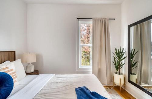 Buckman Neighborhood Apartment | Stay Portland - La Casa Burnside - Local Eateries, Shops, and Bars
