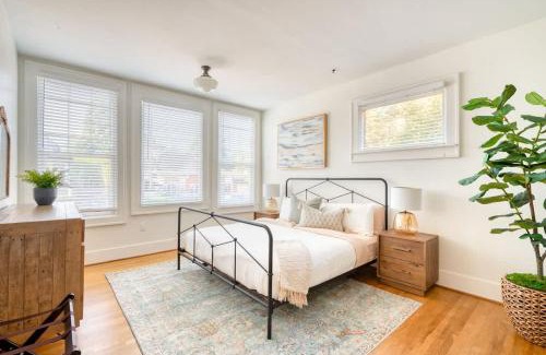 Buckman Neighborhood Apartment | Stay Portland - La Casa Burnside - Local Eateries, Shops, and Bars