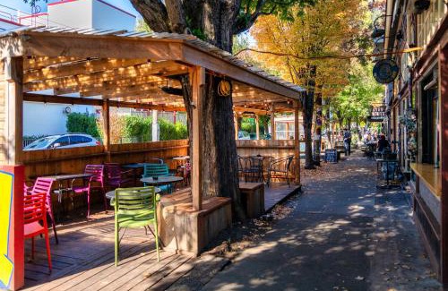 Buckman Neighborhood Apartment | Stay Portland - La Casa Burnside - Local Eateries, Shops, and Bars