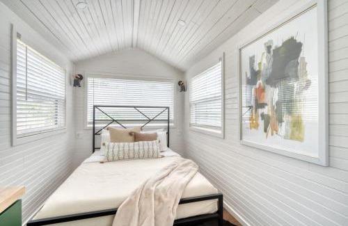 Overlook Apartment | Stay Portland - Noir-Emerald Modern TinyLux in Portland