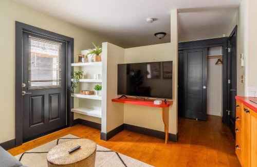 Belmont House | Stay Portland - Quirky Micro Apt - Foodies, Artists, Coffee Lovers