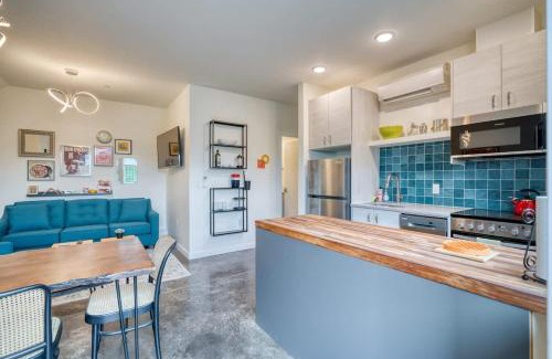 Hosford-Abernethy Apartment | Stay Portland - The Division Street Funk Flat - 94 WalkScore
