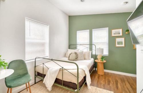 Kerns Apartment | Stay Portland - Urban Cabin Studio - Breweries & Local Eateries