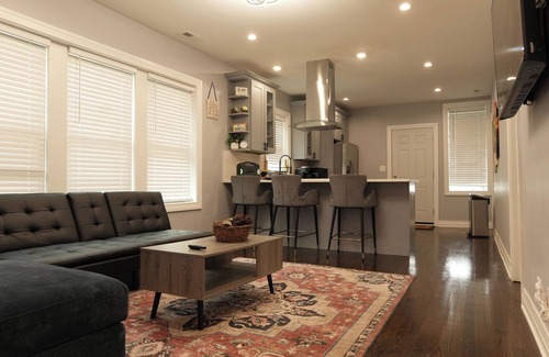 Greater Grand Crossing House | Stay, Relax & Explore Chicago