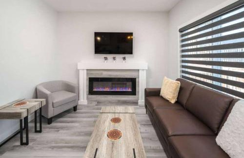 Lynnwood Ridge House | Stay Together! 2 Family Units, Sleeps 16! FREE Banff Pass, Parking, Wine, BBQ, & Netflix!