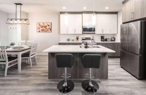 Lynnwood Ridge House | Stay Together! 2 Family Units, Sleeps 16! FREE Banff Pass, Parking, Wine, BBQ, & Netflix!