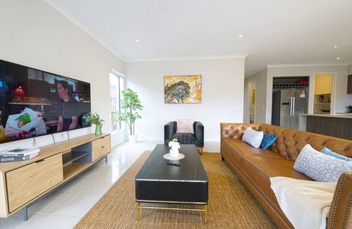 Truganina House | Stayau Charming Spacious Holiday House Wyndham