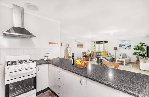 Ingleburn House | StayAU Cozy 3BR Suburban Retreat in Ingleburn