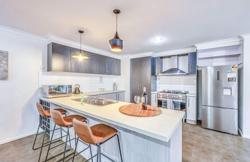 Derrimut House | StayAU Newly 8 Beds Spacious Home in Derrimut