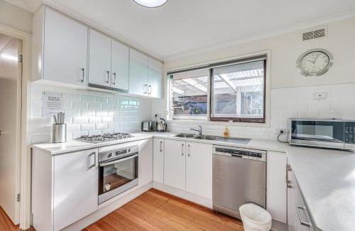 Cranbourne House | StayAU Newly Modern Comforts 3BRM Home Cranbourne