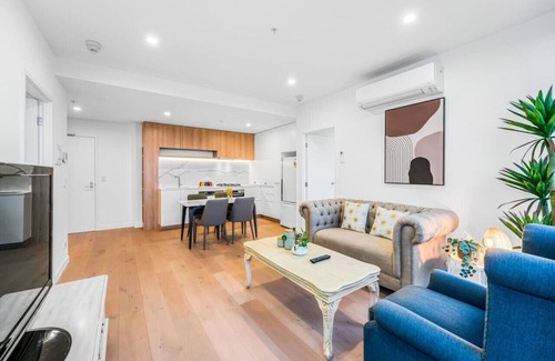Box Hill Apartment | StayAU Spacious 2BR Stunning Sunset Views