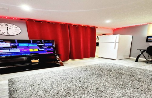 London Apartment | Staycation Studio Apartment: full kitchen, washroom, and Free parking