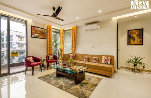 Mahmoorganj Apartment | StayVista at Sundale Apartment with Heater & WiFi
