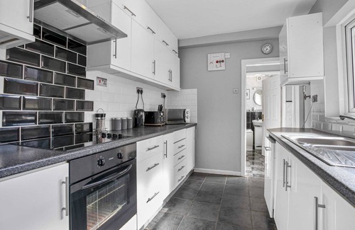 Stoke-on-Trent House | ⭑ Staywhenever MS- 4 Bedroom House | King Size Beds | Sleeps 9 ⭑