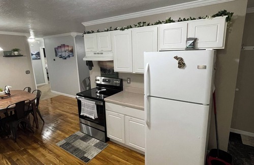Michaywe House | Stellar’s Place -Brand New Hot Tub, King Bed, Conveniently Located, Clean, Games