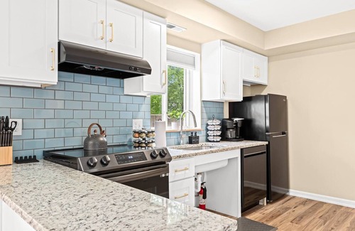 Roseville Apartment | Step-Free 1BR in Roseville | King Bed | End Unit