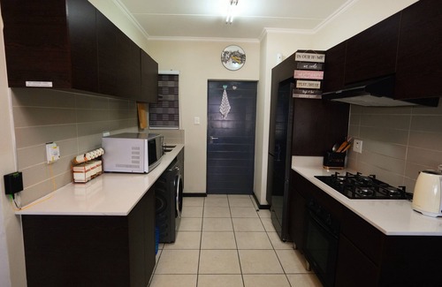 Greater Johannesburg Metropolitan Area Apartment | Step into Comfort where contemporary design meets warm hospitality!