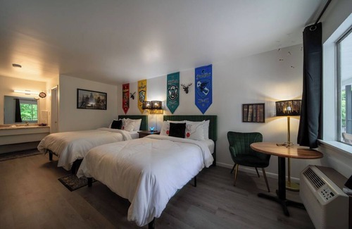 Eureka Springs Historic District Resort | Step into the Magic Room!