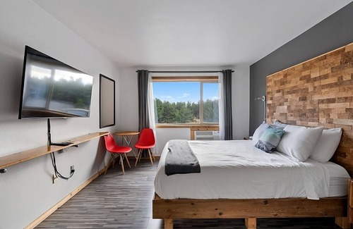 Long Beach Hotel | Steps Away from Long Beach Peninsula! Indoor Pool, Pets Allowed, Free Parking!