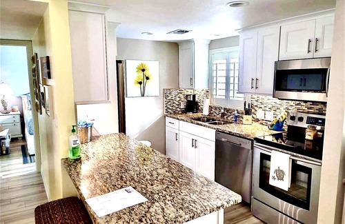 Fort Myers Beach Condo | Steps from Beach, Gorgeous Sunset Views, Recently Renovated, 2BD/2BTH, Sleeps 4