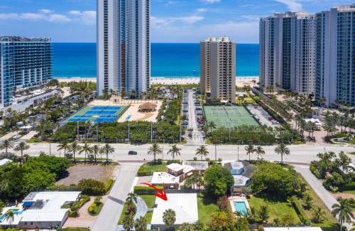 Singer Island House | Steps to Beach! Luxe Stay-Chef's Kitchen and Lanai