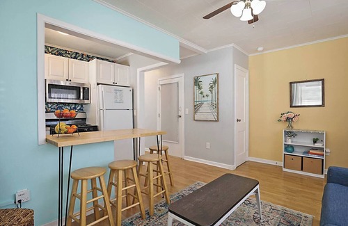 Lake Worth House | Steps to Beach, Park & Downtown! Cozy Bungalow